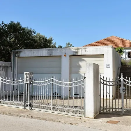 House Ivy - Next To Marina Hramina *